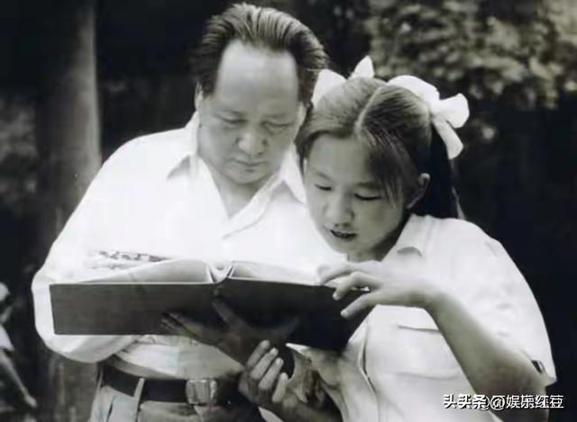 毛主席一家四口合影，四人脸上全是笑意，李讷紧挨毛主席