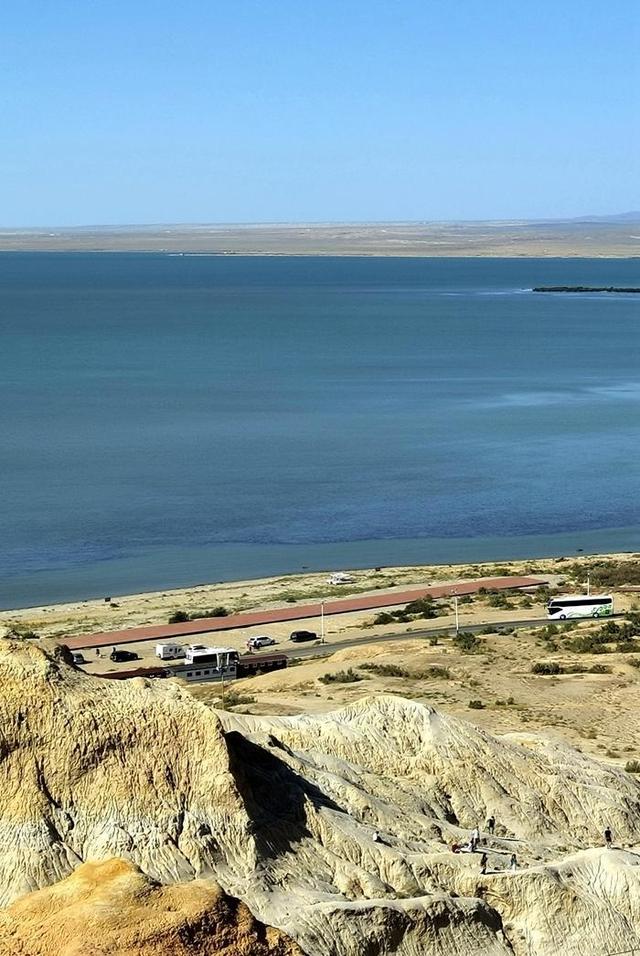 游新疆乌伦古湖海上魔鬼城