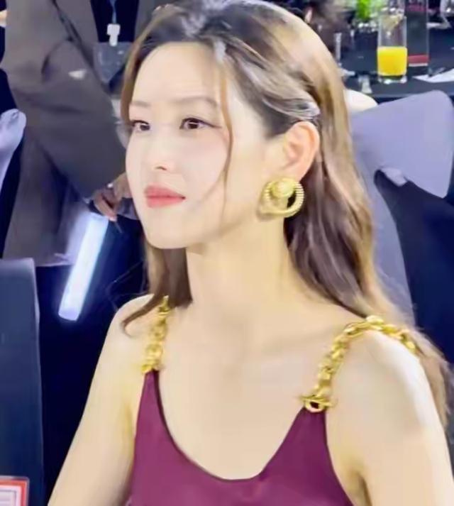 十年婚姻成笑话？32岁章泽天再次官宣喜讯	，刘强东成为“过去式	”