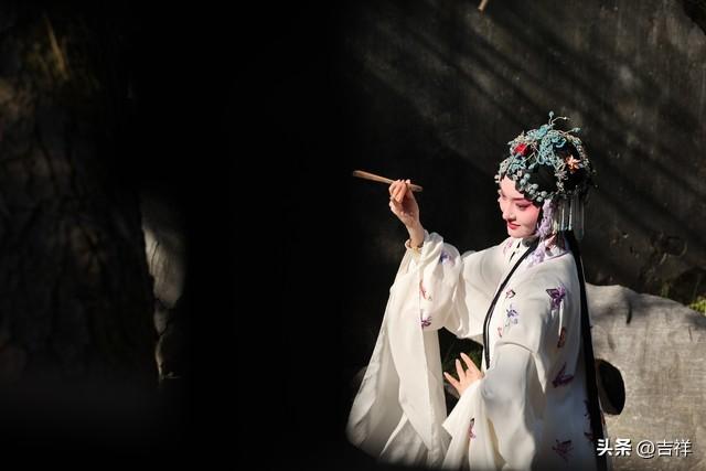 女人这一生，到底靠什么站稳脚跟？最硬的底气，从来只有三个字-