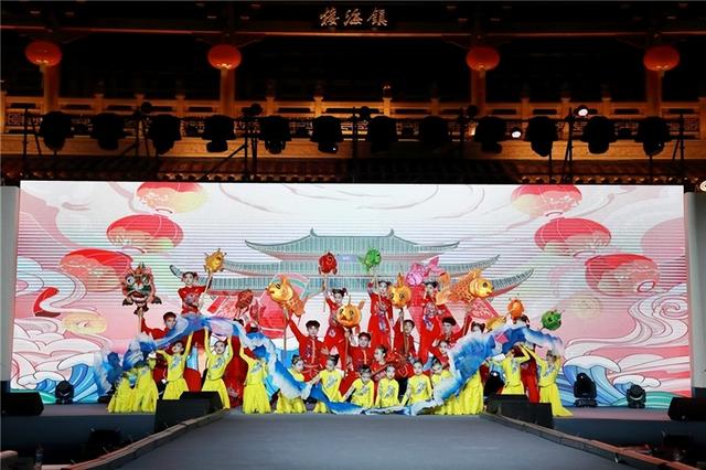 “潮涌韩江·东方霓裳映古韵”非遗时尚之夜在潮州海楼盛大举办