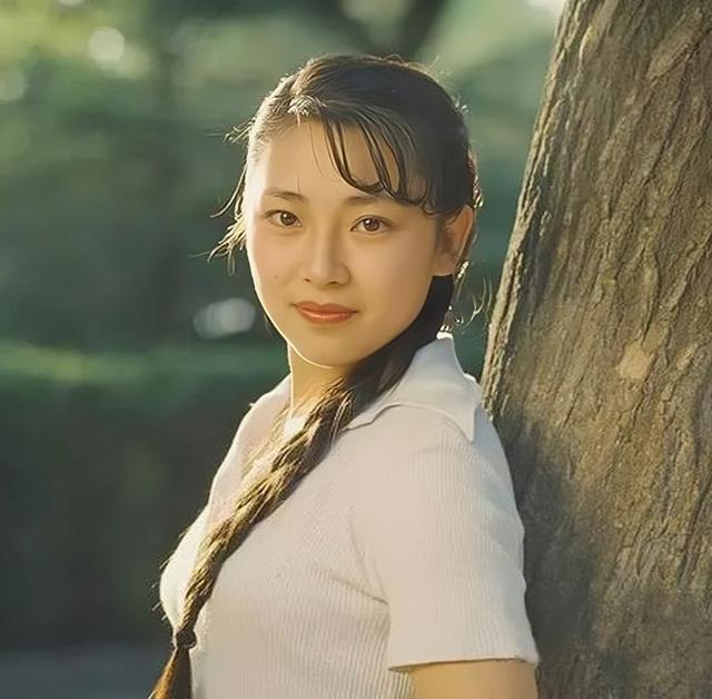 李连杰前妻黄秋燕，用双手纹出幸福人生