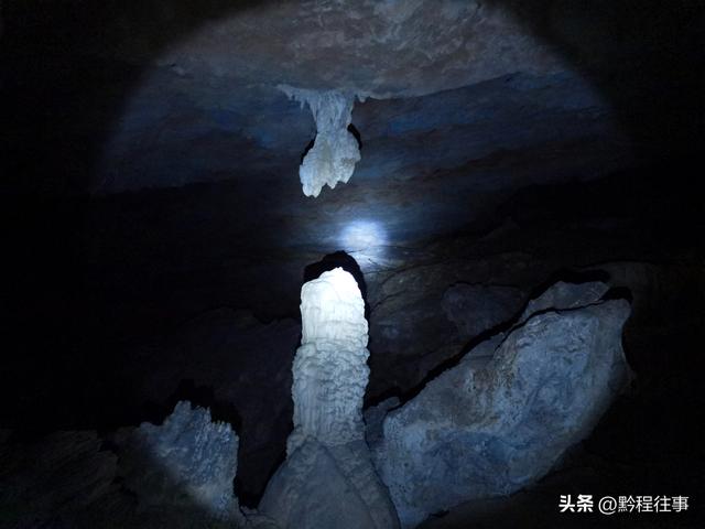 探险贵州深山原始溶洞，遇见一个躲匪洞、一座红军坟
