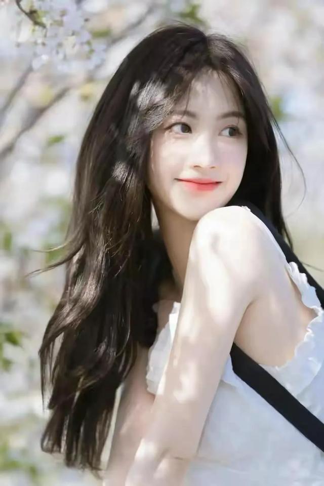 河南洛阳一校花美出圈了，五官精致，倾国倾城，美得让人移不开眼