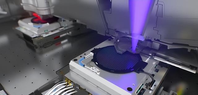 450台光刻机，2153亿！荷兰正式宣布，外媒：ASML开始秋后算账了