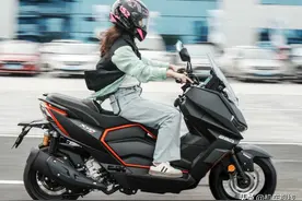 目前250踏板最低价已下探至1.3万元，1.5万元以下就有5辆！图片