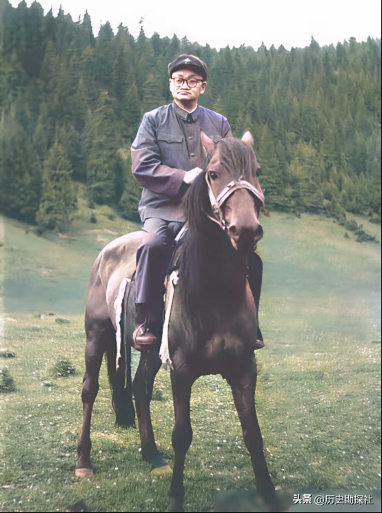 毛岸青81岁生日时的全家福，两个妹妹前来贺寿，儿媳刘滨体贴蹲着