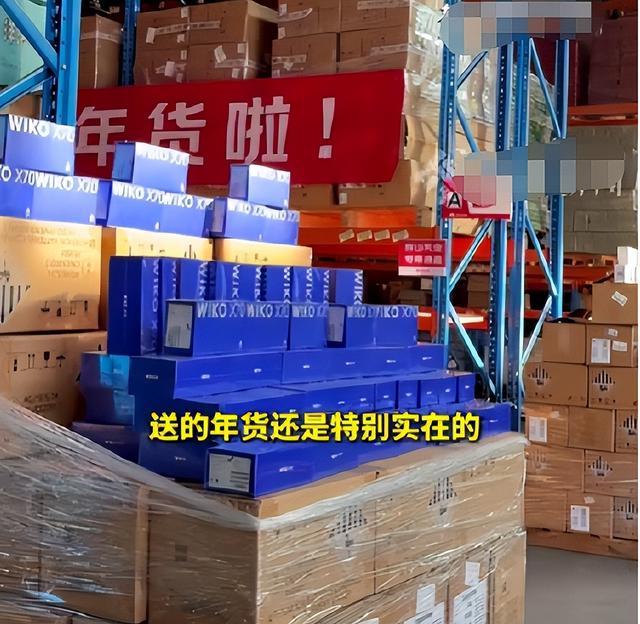 刘强东光送年货没发钱	，60岁村民被问是否失望，老人家回答太戳心