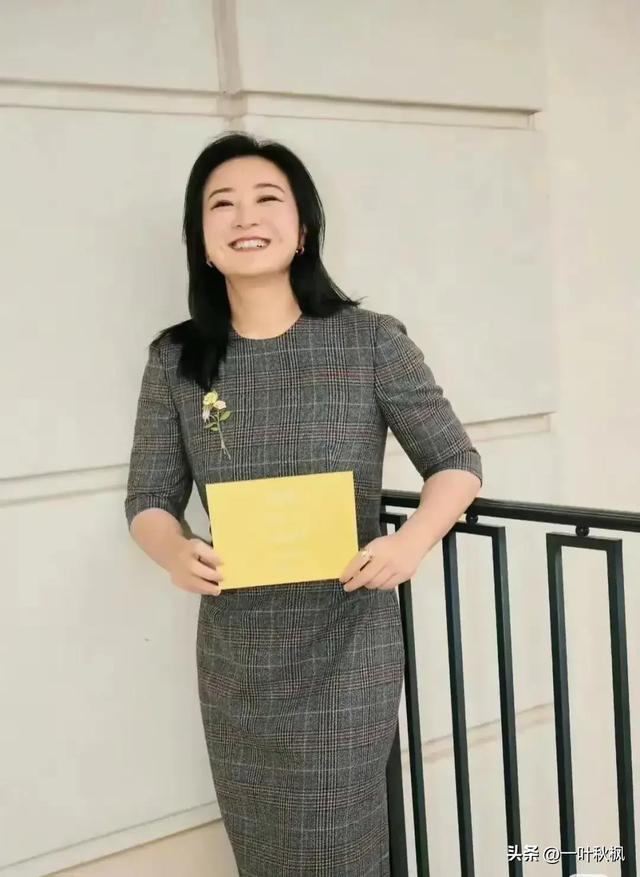 贾玲现在的样子既精神又美丽，一身穿搭穿出优雅富婆的感觉。