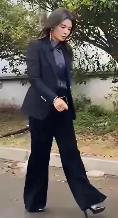 没滤镜47岁刘涛长啥样？路人偶遇照曝光，网友：和网上夸的不一样