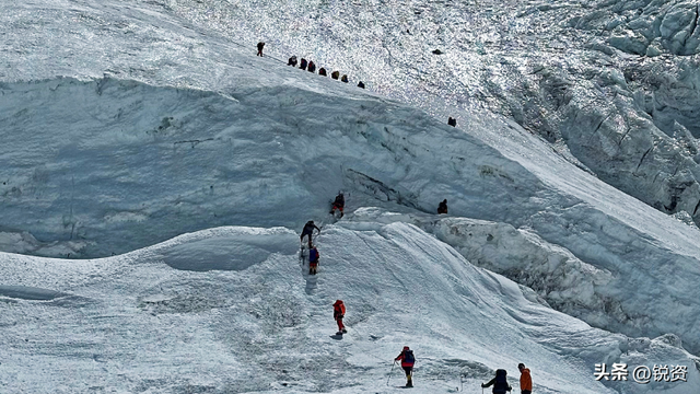 给钱都不救？15人困雪山多天，尼泊尔直升机拒绝救援，内幕曝光