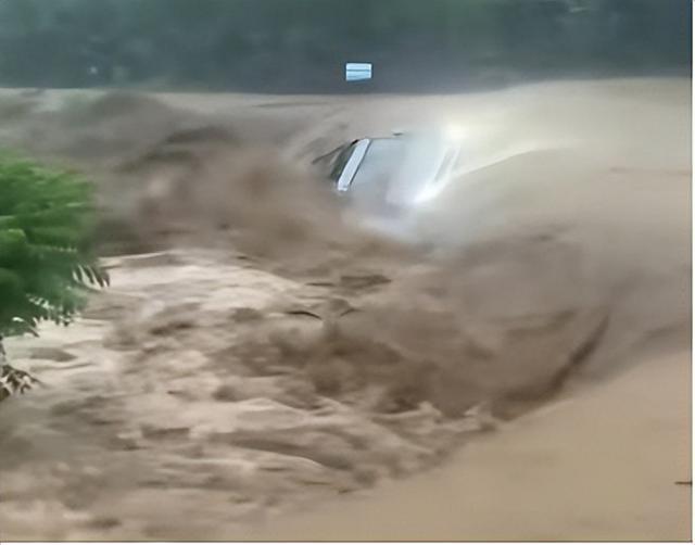 河北暴雨一车主参与救援获车企送车