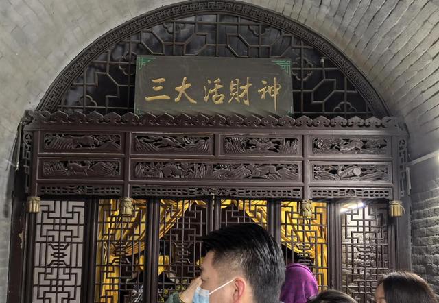 见识了中原“活财神”的生活，据说一张床要顶北京几套房，真豪横