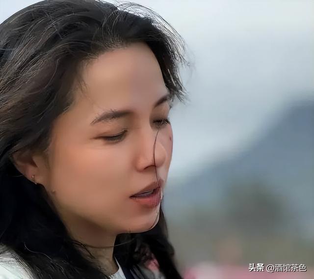 她26岁成双料影后，二婚嫁靳东高龄生下两子，今48岁美得自信从容