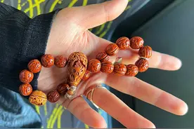 心爱的桃核手串失而复得，赶紧奖励它雕刻的新三通和配珠哄哄它。图片