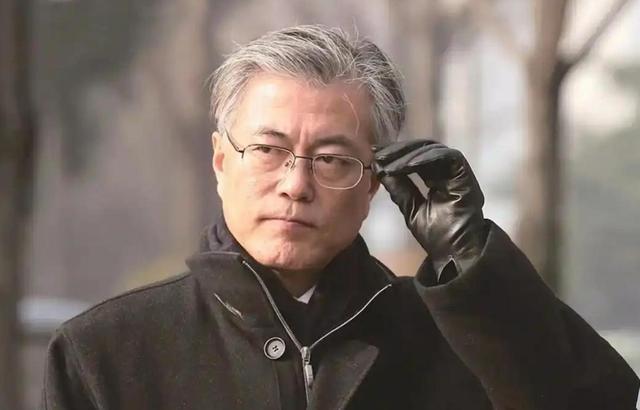 李在明也没想到，访华仅3天	，59岁妻子竟凭一个举动给他长脸了