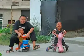 菲利丝的两个孩子为什么叫老李舅舅？看到老李做的这些事就明白了图片