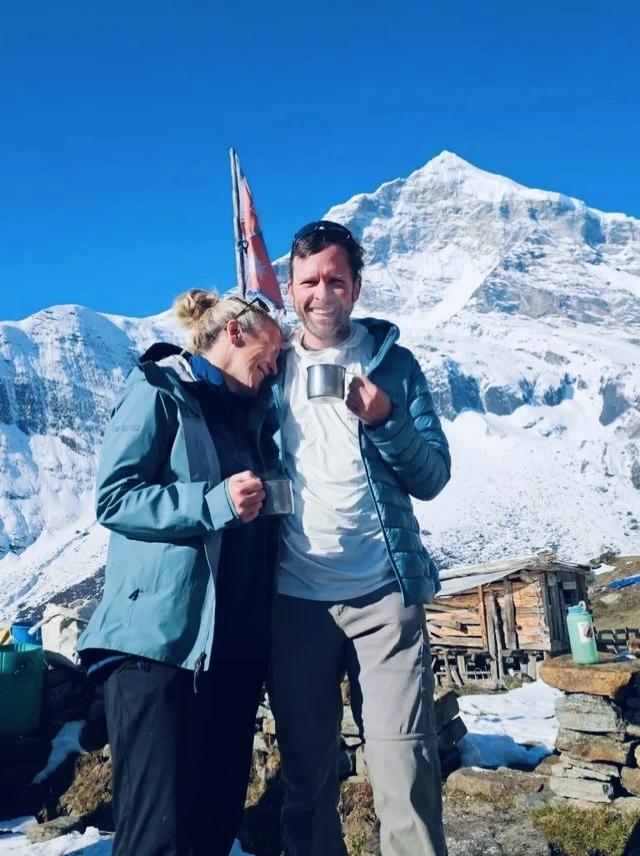 魂归雪山！53岁女登山家登顶后遇雪崩，挚爱怀中永别