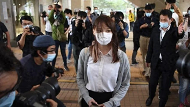 “乱港分子”周庭：弃保潜逃加拿大，扬言“永不回国”，如今怎样