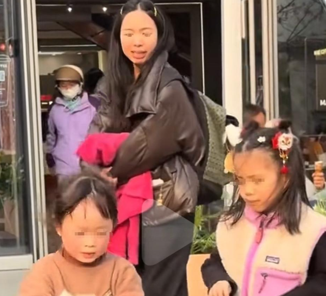 女孩打翻水杯后续：母亲正脸被扒，疑出言反驳网友，丢人丢到国外