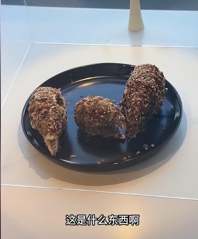 博主在瑞典逛 恶心食物博物馆，燕窝 猪脑就忍了，看到皮蛋绷不住了