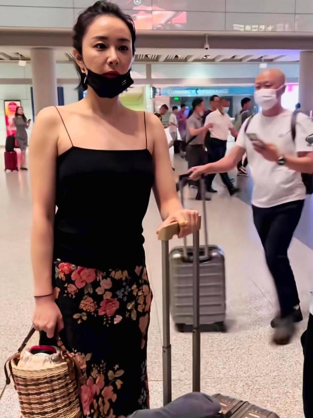 大嫂高叶太丰满了，真空穿西装都兜不住好身材，我感慨资本会选人