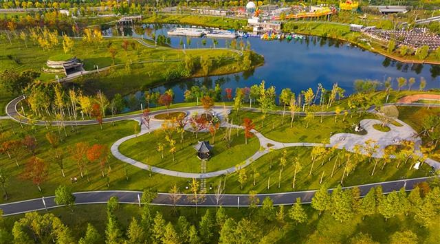 深秋三合湖美翻！五彩画卷里藏着市民的惬意时光