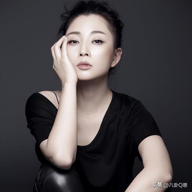 她是演员中的富婆，豪车多的开不过来，如今45岁却像年龄少女