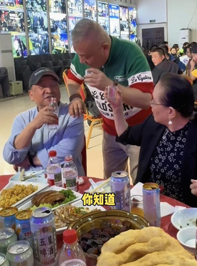 姜昆带妻子李静民参加聚会，李静民74岁，头发花白但气质仍在线