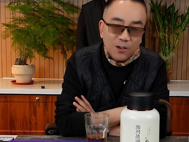 63岁杨议收美女徒弟，女生穿得花枝招展鞠躬敬茶，牵手贴脸引争议