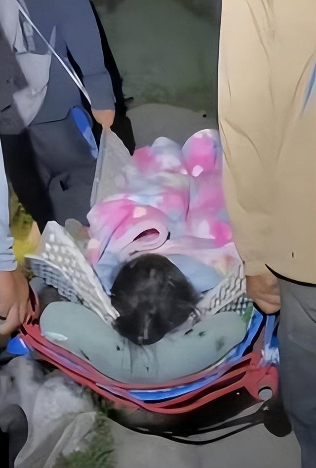 女孩在西藏徒步时骨折无法行动，10个藏民把她抬下山，收费6万元