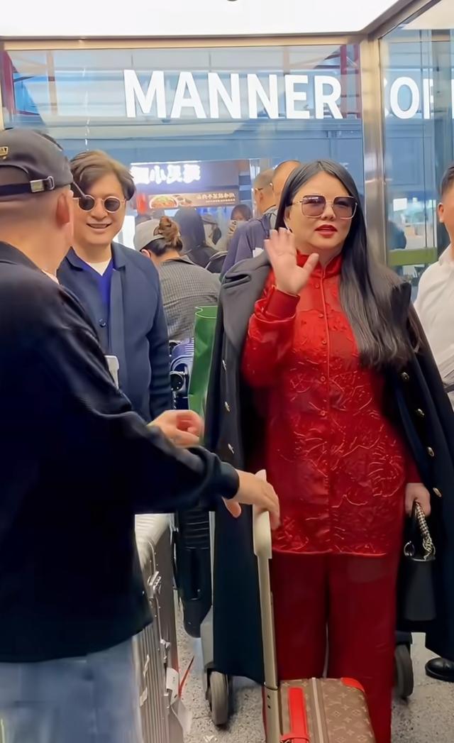 李湘胖成洪晃，穿一身红气场全开，前夫忙前忙后秒变小跟班！