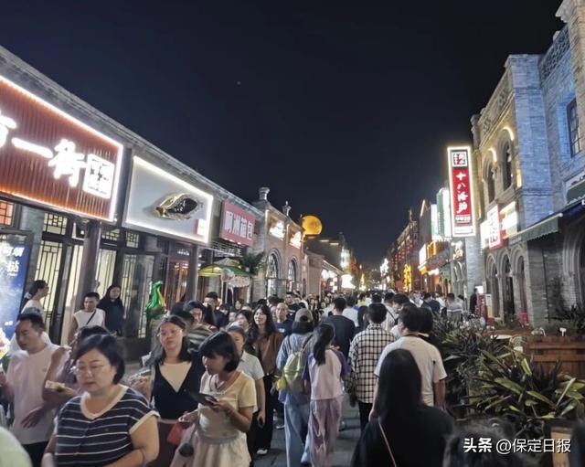 西大街国庆假期首日客流总数超9.4万人次