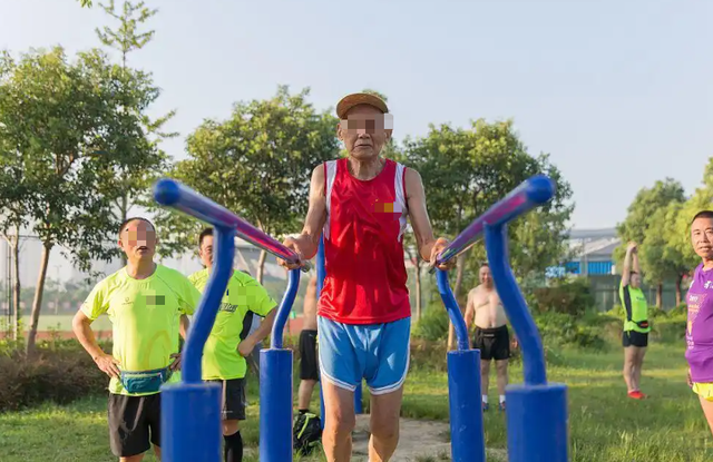 学医后才明白，稳定血糖最好的运动，不是快走慢跑，而是这个