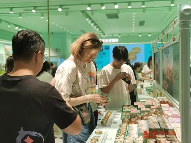 太疯狂！外国游客突然涌入上海狂买：豪掷11万买旗袍，一下买6台华为电脑……拖着行李箱冲去扫货