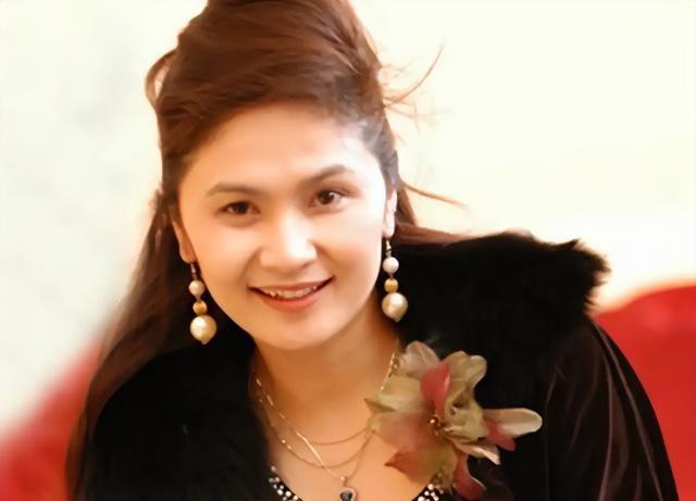 她是天生丽质的美女演员，嫁给军委副主席之子，离婚后成知名画家