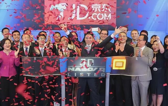 刘强东给老家送年货现场曝光，令人恶心的一幕出现，当场被人制止