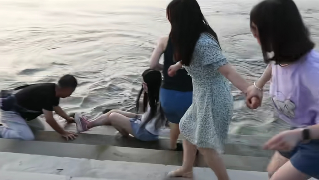 小伙跳水救人后续，妻子舍命搭救过程曝光，肤白貌美大长腿太漂亮