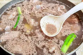 炖肉时飘出的血沫，都是肉里面的脏东西吗？告诉家人，别再浪费了图片