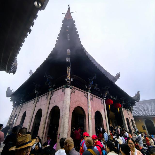 九华山是佛教名山地藏菩萨道场，景区很大，有自然景观与众多佛殿