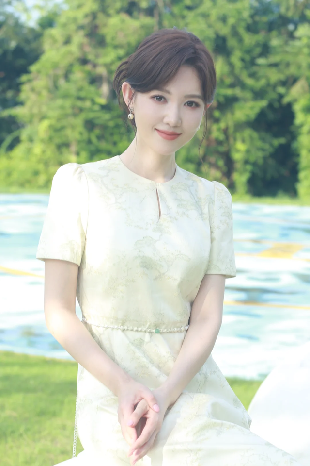 这样的央视主持人,也太美了吧!
