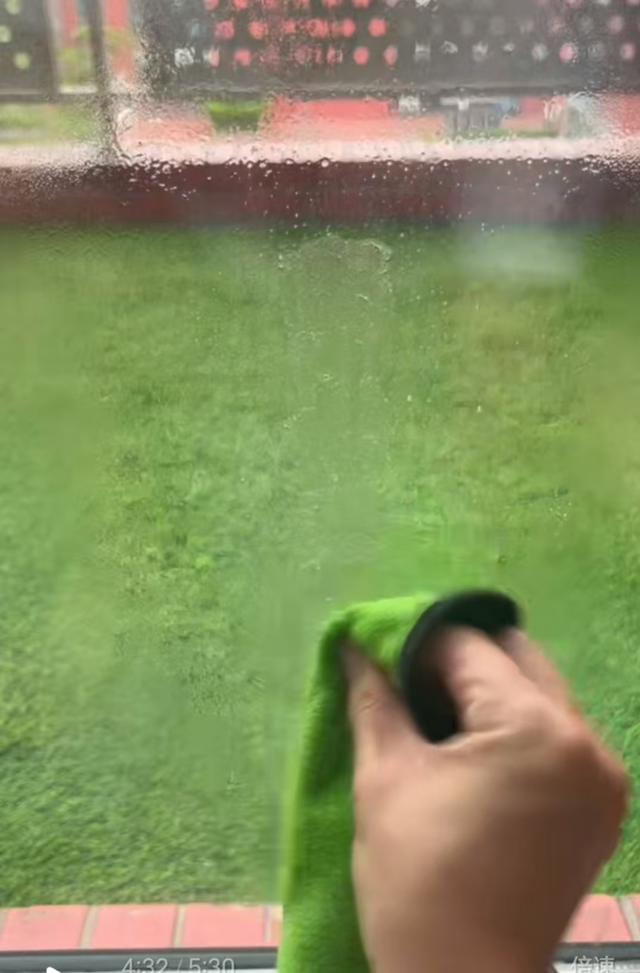 【实测】办公室玻璃门除胶神器！3分钟还你崭新玻璃