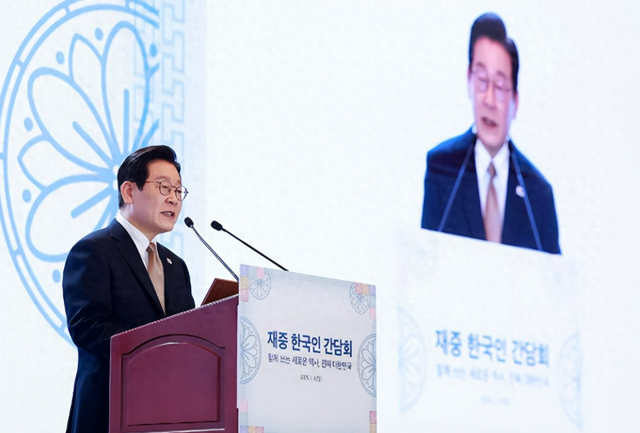 李在明启程离京	，临走前终于对华改口，一个时代告终，有些事情希望中方能翻篇，“背后靠山”让他底气十足