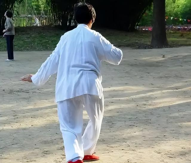 太极猫行步总踩重？3步核心+3细节，走得轻又稳