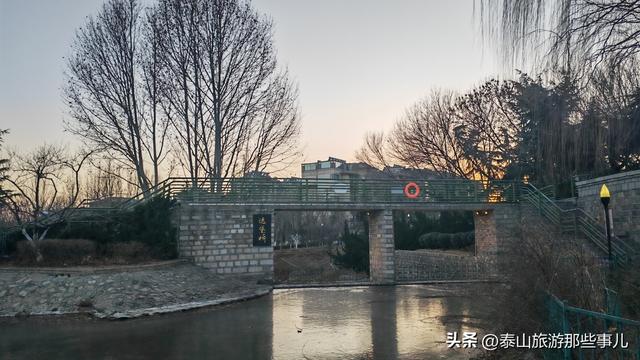 泰安：城东一个公园，冬季半池澄澈景美人少，距泰山红门仅2公里