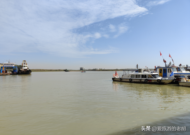 湖南这个城市毗邻长沙，没有高铁和火车，仅有一条高速公路过境