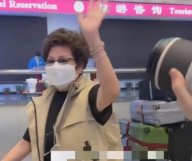 陈伟霆妈妈飞北京看孙子！婆媳第一次见面，何穗大胆拍辣照迎接！