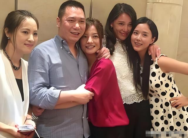 落毛的凤凰不如鸡？前途尽毁、家也散了，但好在赵薇还有一个靠山