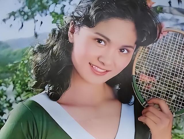 她是天生丽质的美女演员，嫁给军委副主席之子，离婚后成知名画家