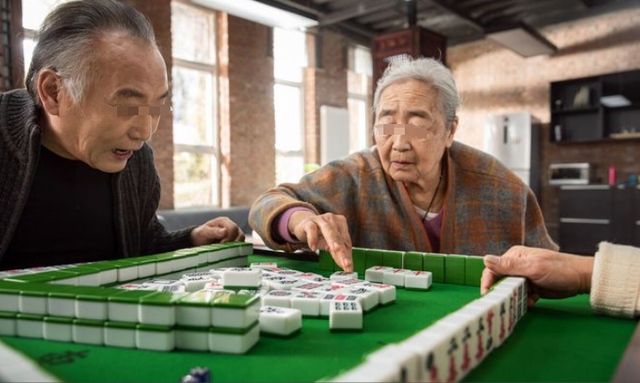 三伏天，医生劝告高血脂患者：宁可在家打麻将，也别去做5件事
